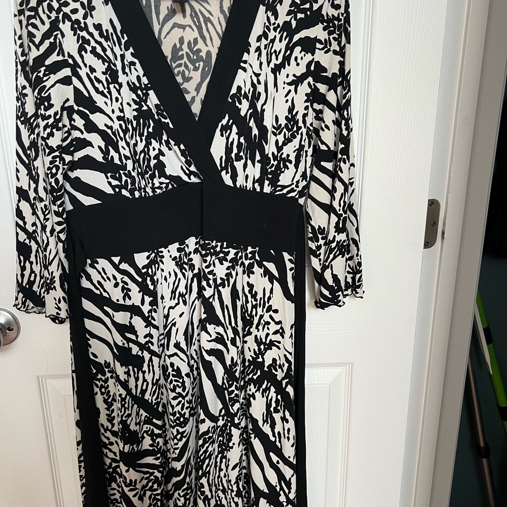 AB Studio Black and White V-Neck Sheath Dress